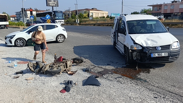 Motosiklettekileri metrelerce savuran kaza kamerada
Hafif ticari araç ile motosiklet çarpıştı: 2 yaralı