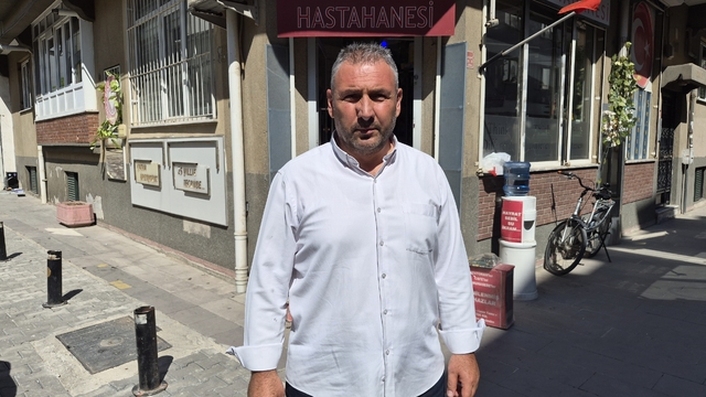 Eşinin 5 bileziği ile açtığı 30 yıllık dükkânı kapatmanın hüznünü yaşıyor
Emekliğe ayrılmayı planlayan bilgisayar tamircisi İsmail Demirkapı:
"Eşimle birlikte annemize, babamıza sermaye anlamında yük olmadan kendi ayaklarımızın üstüne basalım istedik"
"Devletin verdiği imkânlarla bir iş sahibi olduk, devletimize minnet borçluyum"
"Evinden ayrılıyormuş gibi bir ağırlık veriyor, kesinlikle üzülüyorum"