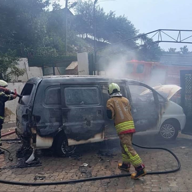 Payas'ta minibüs alevlere teslim oldu
