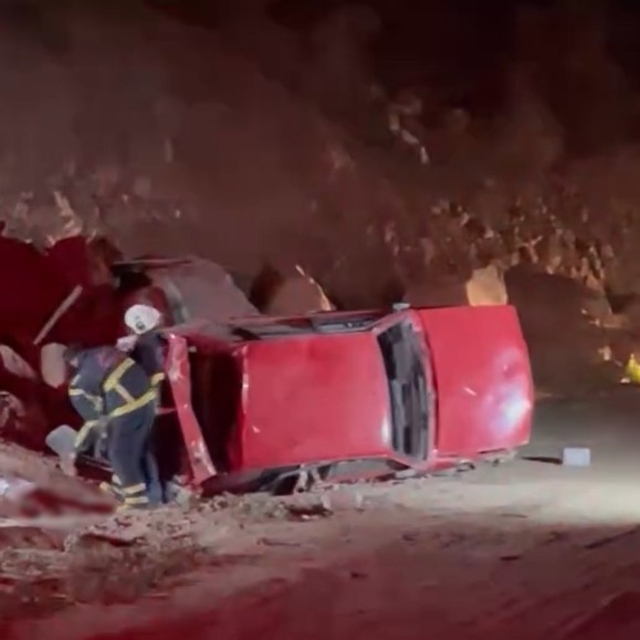 Karşıdan gelen araca yol vermek isterken 200 metrelik uçuruma yuvarlandı