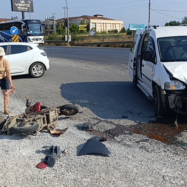 Motosiklettekileri metrelerce savuran kaza kamerada
Hafif ticari araç ile m...