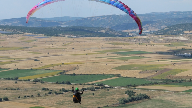 Eskişehir İnönü, havacılık turizminin yeni adresi olma yolunda
İnönü'de gökyüzü tutkusu, yamaç paraşütünden planöre eğitimler sürüyor
Hem yeni pilotlar yetiştiriyor, hem de Eskişehir'de havacılık turizmini geliştiriliyor