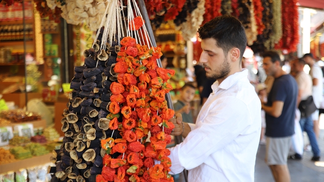 Gaziantep'te kurutmalık sebzeler tezgahlarda yerini aldı