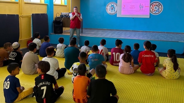 Erzincan'da öğrencilere 'Kızılaycılık' eğitimi verildi