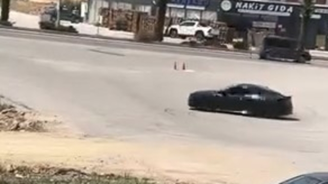 Elazığ'da lüks otomobiliyle drift yapan sürücüye 140 bin lira ceza