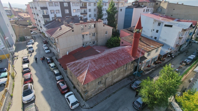 Anadolu'da İslam'ın ilk izlerinden biri: Erzurum'daki Kâbe Mescidi 14 asırdır ayakta
Anadolu'nun ilk mescitlerinden biri Kâbe ölçülerine benzetilerek inşa edildi
14 asırlık miras: Anadolu'nun ilk mescitlerinden Kâbe Mescidi