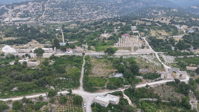 Torosların eteğinde Olba Krallığı'nın ibadet yeri 'Uzuncaburç' misafirlerini ağırlıyor