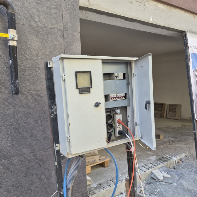 Eskişehir'de kapağı açık bırakılan elektrik panosu korkutuyor