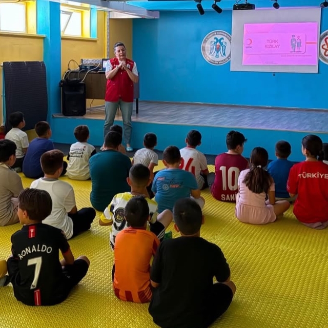Erzincan'da öğrencilere 'Kızılaycılık' eğitimi verildi