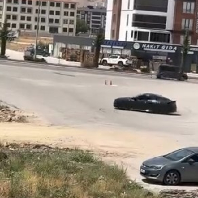 Elazığ'da lüks otomobiliyle drift yapan sürücüye 140 bin lira ceza