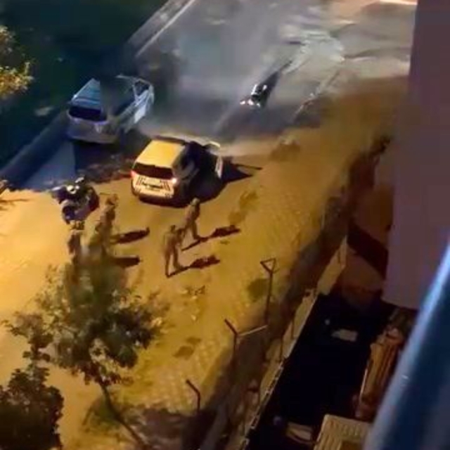 Polis Özel Harekat ekiplerini görünce elindeki silahı bırakıp teslim oldu