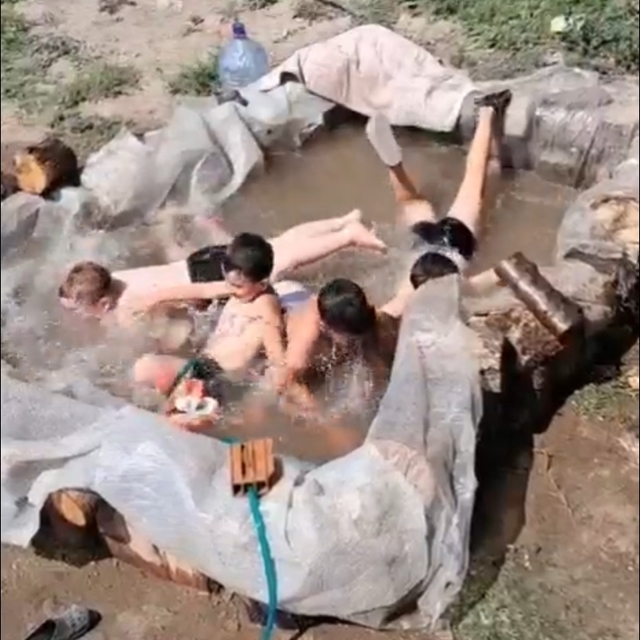 Çocuklar naylondan yaptıkları havuzda serinledi