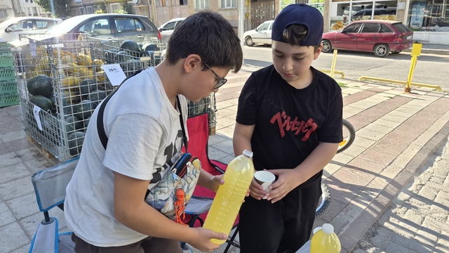Okul harçlığını çıkarmak isteyen çocuklar limonata satarak aile bütçelerine katkı sağlıyor
Ortaokula geçen çocuklar evde yaptıkları limonataları satarak harçlıklarını çıkarıyor
Doruk Köroğlu: "Evde boş duracağımıza çalışıyoruz"
Mert Karataş: "Harçlığımızı çıkartmak için limonata satıyoruz"