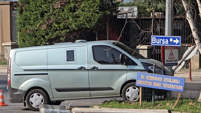 Mudanya'da zırhlı banka aracı elektrik direğine çarptı