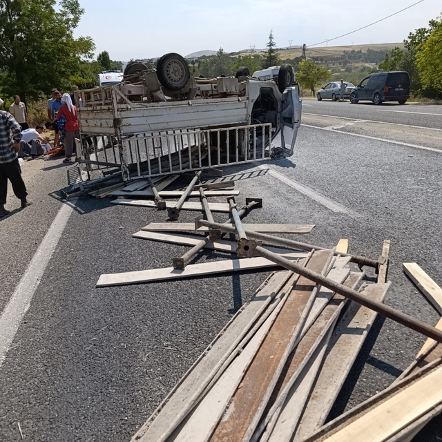 Elazığ'da kamyonet takla attı: 2 yaralı