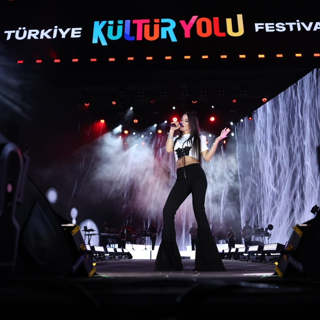 Simge, Malatya'da sevilen şarkılarıyla sahne aldı