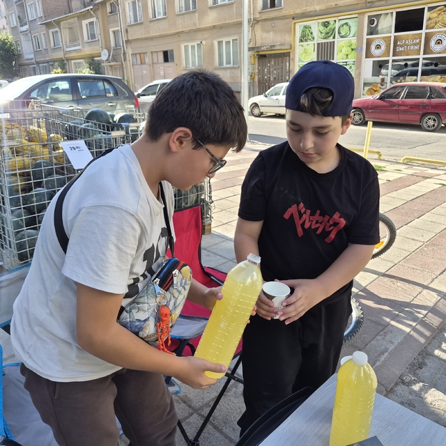 Okul harçlığını çıkarmak isteyen çocuklar limonata satarak aile bütçelerine...