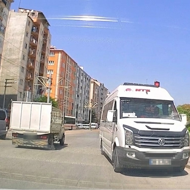 İşçi servisi ters yöne girerek trafik tehlikeye düşürdü
