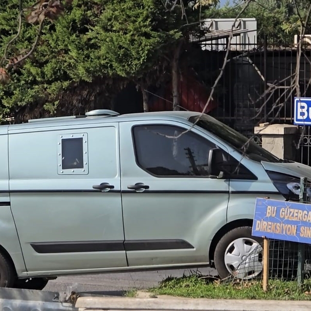 Mudanya'da zırhlı banka aracı elektrik direğine çarptı