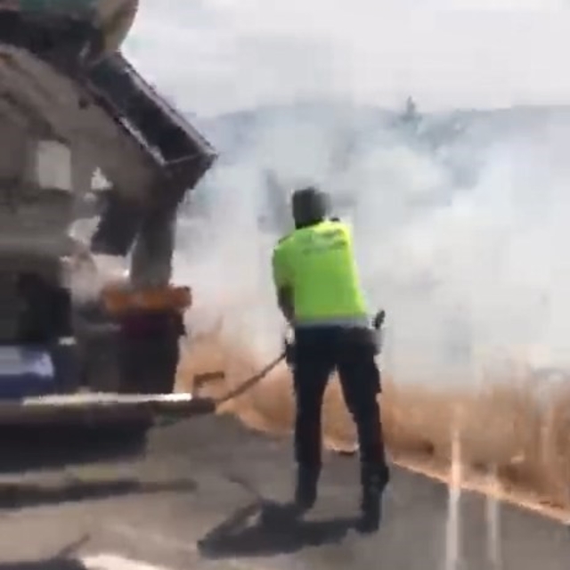 Elazığ'da çıkan arazi yangınına polis ekipleri müdahale etti