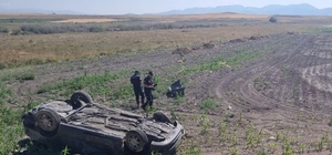 Takla atan otomobildeki 2 kişi hayatını kaybetti
