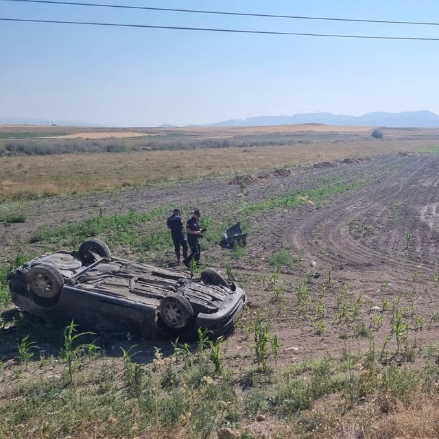 Takla atan otomobildeki 2 kişi hayatını kaybetti