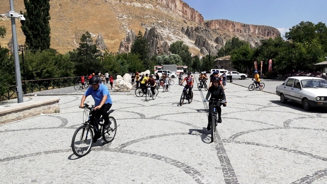 Kapadokya'nın giriş kapısı Soğanlı'da bağımlılıkla mücadele için pedal çevirdiler