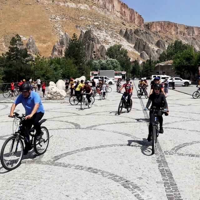Kapadokya'nın giriş kapısı Soğanlı'da bağımlılıkla mücadele için pedal çevi...