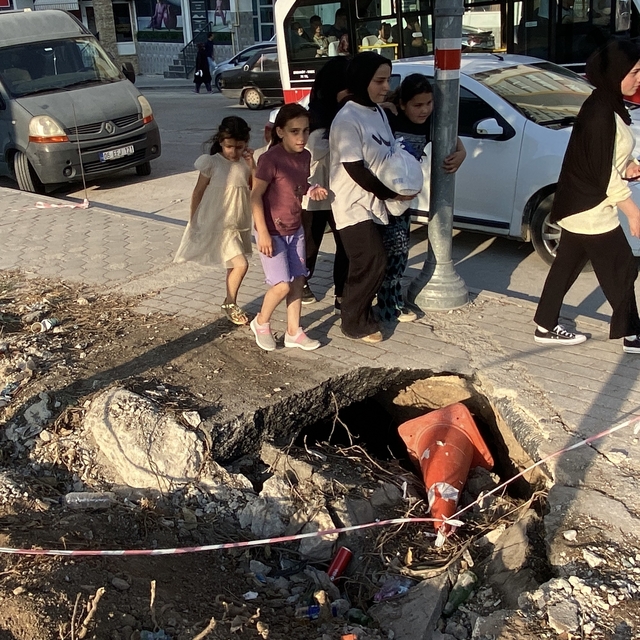İnşaat çevresindeki kaldırımda oluşan derin göçükler muhtemel kazalara dave...