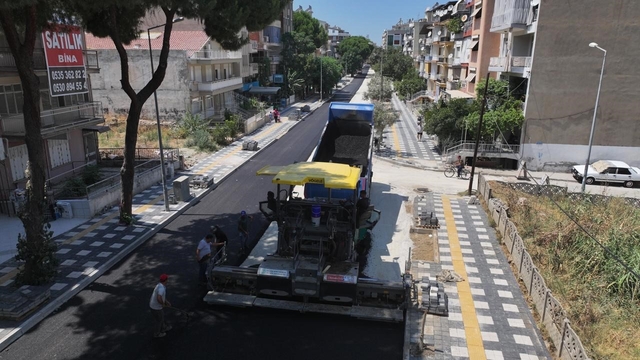 Manisa Büyükşehir Belediyesi, Salihli'de 4 caddeyi sıcak asfaltla yeniliyor