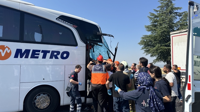 Uşak'ta yolcu otobüsü kamyona arkadan çarptı: 1'i ağır 8 yaralı