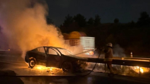 Belen'de yanan otomobil kullanılmaz hale geldi