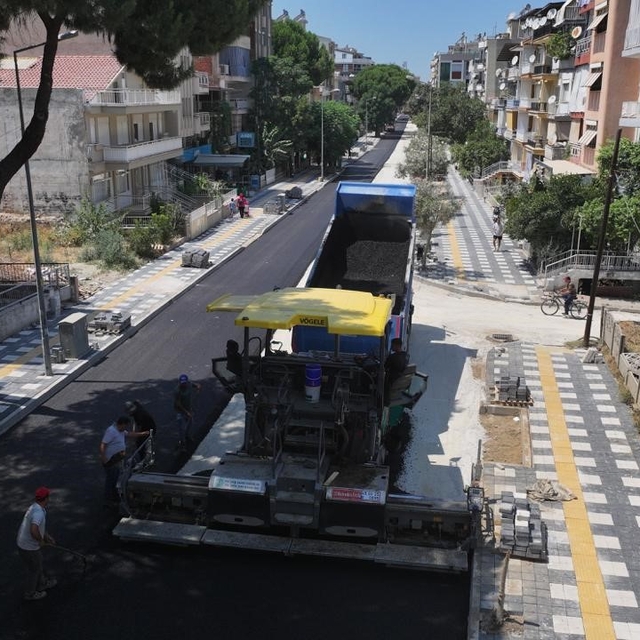 Manisa Büyükşehir Belediyesi, Salihli'de 4 caddeyi sıcak asfaltla yeniliyor