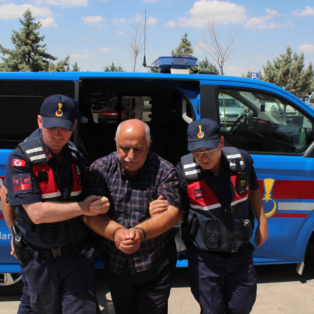 2 arkadaşını 9 kurşunla öldüren şüpheli saklandığı evde yakalandı