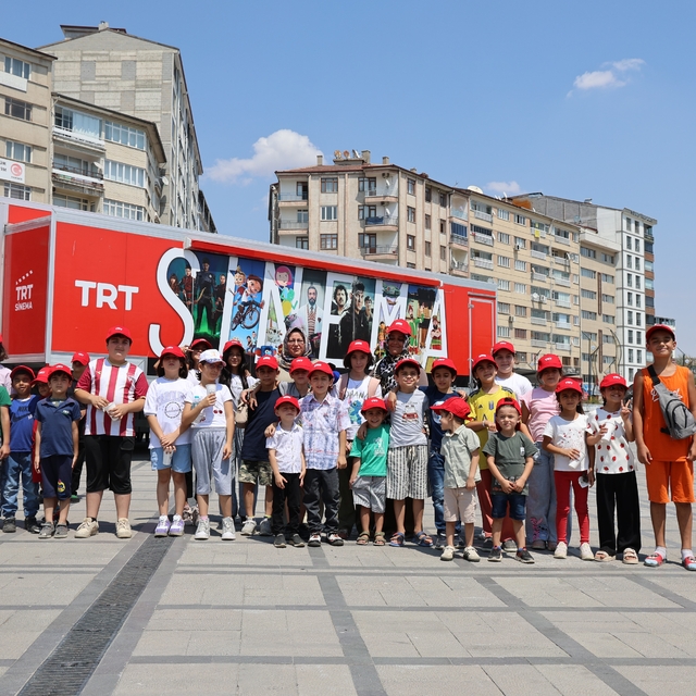 TRT Sinema Tırı Elazığlı çocuklara sinema keyfi yaşattı