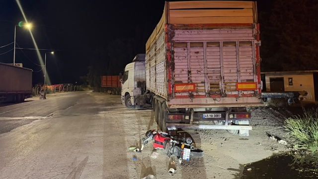 Manisa'da motosiklet park halindeki tıra çarptı: 1 ölü
