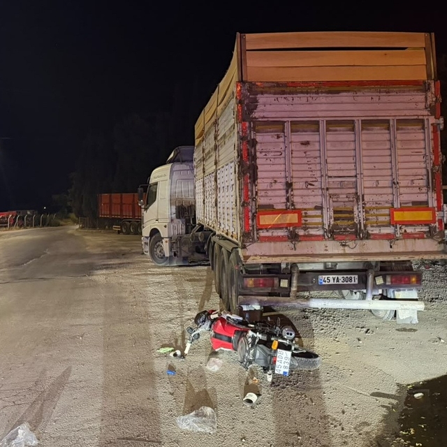 Manisa'da motosiklet park halindeki tıra çarptı: 1 ölü