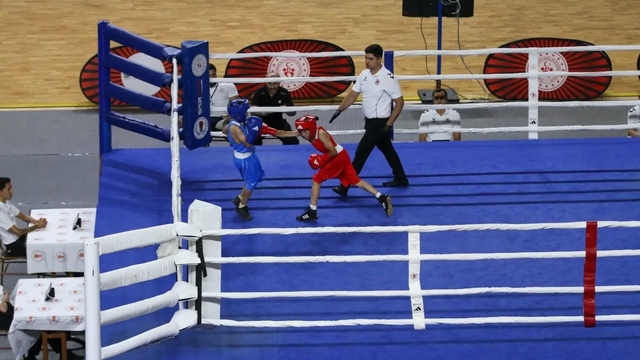 Sivas'taki boks şampiyonası sürüyor