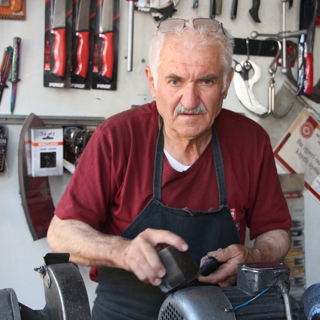 Ömrünü çarkın başında geçirdi: 59 yıldır bıçak biliyor