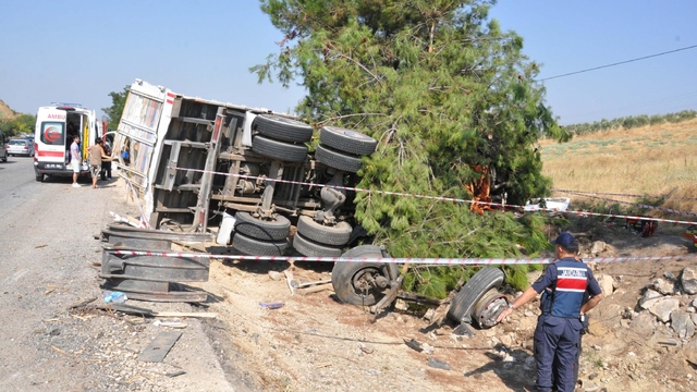 Yolcu otobüsü, kamyona arkadan çarptı: 1 ölü, 7 yaralı