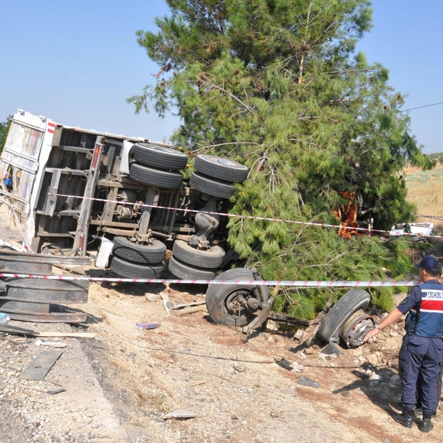 Yolcu otobüsü, kamyona arkadan çarptı: 1 ölü, 7 yaralı