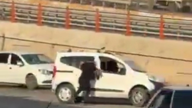 Kavga ettiği kardeşinin aracına tutunup, camdan girmeye çalıştı