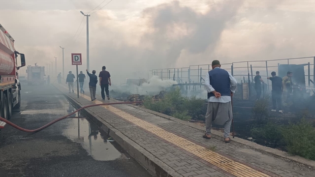 Diyarbakır'da anız yangını rüzgarın etkisiyle hayatı olumsuz etkiledi