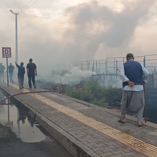 Diyarbakır'da anız yangını rüzgarın etkisiyle hayatı olumsuz etkiledi
