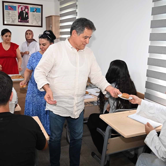 Kemer'de eğitime tatlı dokunuş