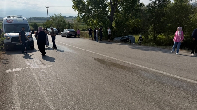 Yoldan çıkan otomobil ağaçlık alanda yan yattı