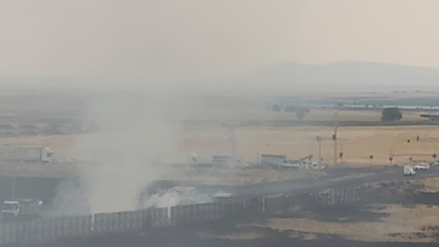 Diyarbakır'da 2 hastane yakınındaki arazide çıkan anız yangını söndrüldü