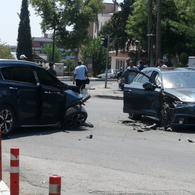 Kilis'te otomobiller çarpıştı; 4 yaralı