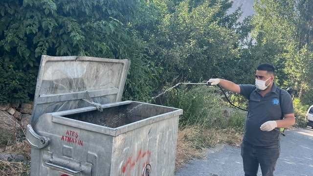Hakkari'de kara sinekle mücadele sürüyor