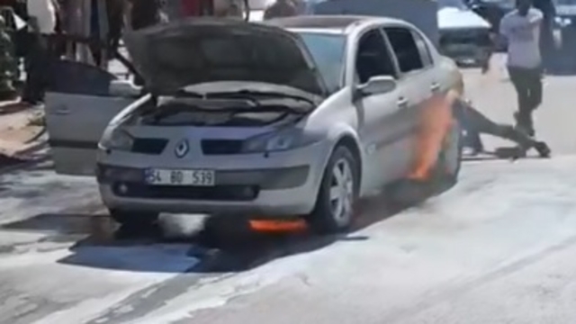 Alev alan otomobile yangın tüpleriyle müdahale ettiler